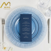 Assiette de présentation en verre côtelé bleu indigo de 13 pouces, assiettes de dîner cannelées motif soleil pour la location de vaisselle d'événements et de mariages (vente en gros)