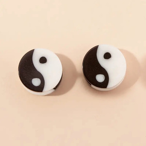 Pendientes de acrílico con forma de disco redondo, patrón Bagua en blanco y negro, joyería unisex - Product Image 3