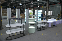 Présentoir incurvé lumineux à LED pour produits de soin, vitrine personnalisée pour pharmacie et cosmétiques