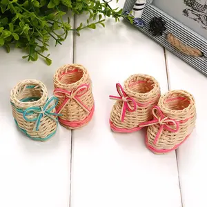 Cestino portaoggetti in tessuto a forma di scarpa da tavolo con micro decorazioni per piante di moda all'ingrosso fatto a mano nuovo cesto regalo in rattan per scarpe singole piccole