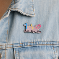 Badge en émail dur Faith Hope Love, design croix et battement de cœur, épinglette religieuse en émail pour souvenir d'église, bijou