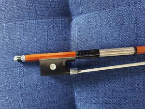 Archet <span class=keywords><strong>de</strong></span> violon 4/4 en <span class=keywords><strong>bois</strong></span> <span class=keywords><strong>de</strong></span> Brésil fin, monté en argent, <span class=keywords><strong>vente</strong></span> en gros d'usine, fabrication artisanale, crin <span class=keywords><strong>de</strong></span> cheval naturel, accepte les pièces <span class=keywords><strong>de</strong></span> violon OEM - Product Image 4