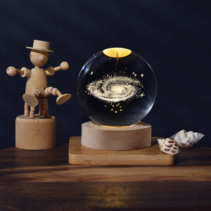 Großhandel Maßgefertigte 3D-Lasergravur Sonnensystem-Kristallkugel, Gravierte Glaskugel mit Holz-LED-Nachtlicht - Product Image 5