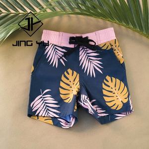 Traje de Baño para Niños de Diseño de Fabricante, Pantalones Cortos con Estampado Hawaiano, Pantalones Cortos de Baño para Niños Pequeños de Nailon Reciclado Personalizado - Product Image 1