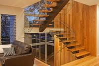 Escalier préfabriqué à poutre simple avec marches en bois, finition poudrée