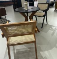Chaise de salle à manger en bois massif avec accoudoirs en rotin antique et dossier en rotin moderne et décontracté, durable et portable pour le salon et la maison