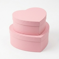 Op maat gemaakte elegante roze hartvormige doos met deksel en bodem, stevige verpakking voor Valentijnsroos cadeau, aangepaste logo maat
