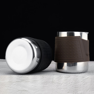 Jarra de espuma de leche de acero inoxidable 304, espesada y escalable, para café, con diseño floral creativo y minimalista para el hogar - Product Image 4
