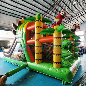 Castillo inflable con tobogán y pista de obstáculos de jungla para fiestas infantiles al aire libre, estilo zoológico. - Product Image 1