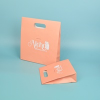 Sacs en papier kraft brun écologiques personnalisés avec poignées découpées, logo imprimé, finition mate, options de taille pour les marques