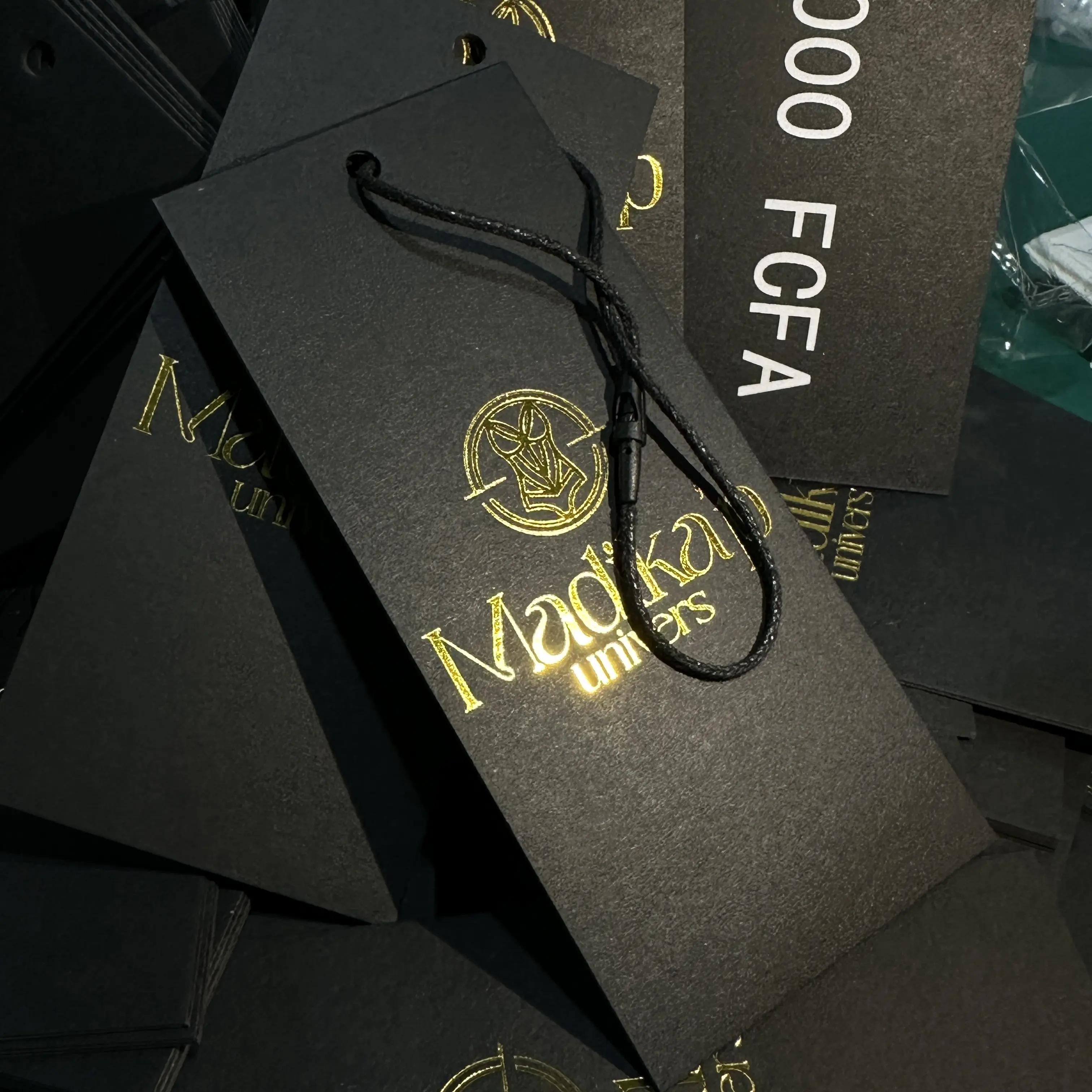 Luxe Gerecycled Kledinglabels Met Reliëf Op Maat Bedrukt Hang Tags Speciale Kartonnen Kleding Hangtags Voor Kleding Eigen Logo