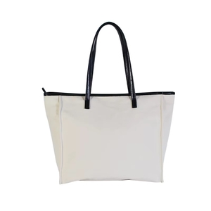 Bolso de mano de lona con asa, estilo moderno con patrón de letras y logotipo, ideal para playa y viajes, color y logotipo personalizables. - Product Image 5