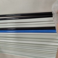 Tige ronde en fibre de verre avec extrémité fendue et trou percé, tolérance de diamètre, et pointe affûtée pour logement de sonde