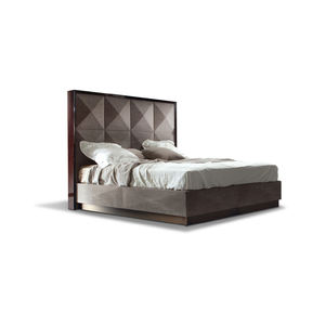 Lit King Size de luxe italien Mobilier moderne et minimaliste pour chambre à coucher Tête de lit rembourrée avec design en blocs - Product Image 1