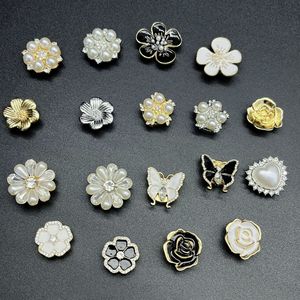 Broches de mode Fleur Papillon Perle Alliage de zinc Décorations Cadeau Sertissage clos 14k - Product Image 1