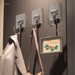 Nouveau style de crochet auto-adhésif multifonctionnel en plastique écologique sans trace pour accrocher les manteaux, les chapeaux et les serviettes dans la cuisine et la salle de bain - Product Image 3