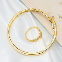 Ensemble de bijoux plaqué or sur mesure, design boutique, idéal pour les occasions spéciales, collection de bijoux pour femmes, prêt à offrir