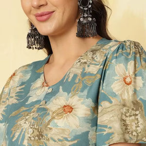 Top de manga acampanada con estampado floral para mujer - Product Image 1