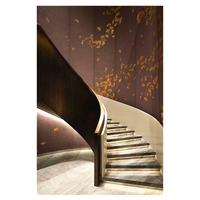 Escalier Courbé Personnalisé en Bois Massif pour Villa
