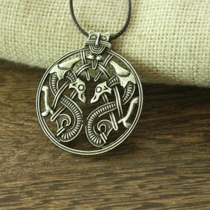 Colgante amuleto vikingo retro estilo Borre con doble serpiente, Noruega, siglo X, colgante talismán celta con dragón para hombre - Product Image 1