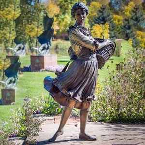 Statua Decorativa Creativa in Bronzo Fuso, Figura Femminile Nuda Sospesa nell'Aria con Capelli che la Sostengono, per Esterni - Product Image 4