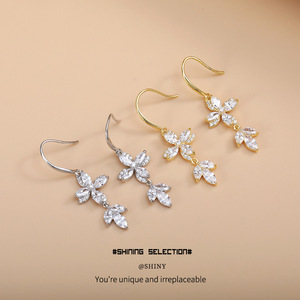 Pendientes de flor con diseño de garra en tono plateado y perlas, para uso diario, joyería para mujer - Product Image 2