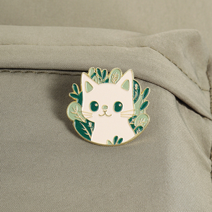 Pins de Esmalte e Broches de Lapela com Arte de Gato da Floresta, Gato Branco Fofo, Folhas Verdes e Tema Natureza, Joias para Atacado - Product Image 3