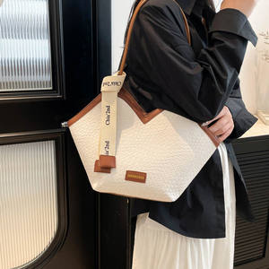 Bolso de fieltro para mujer, tendencia urbana invierno 2026, con patrón de avestruz, detalles de botones, cadenas, letras, ecológico, cierre de cremallera, individual - Product Image 4