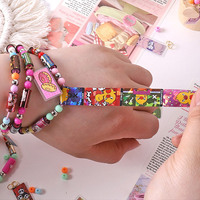 Kit de fabrication de bracelets DIY amusant avec autocollants, rouleau d'autocollants de dessins animés et ensemble de bijoux faits main avec perles pour filles