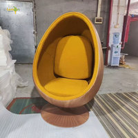 Fauteuil œuf en fibre de verre avec coussin, style contemporain en bois grainé pour salon