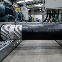 Câble d'alimentation blindé PrimePro 0,6/1 kV YJLV22 Al, 4 conducteurs en aluminium compacté, isolation XLPE, blindage à bande d'acier STA, pour installation souterraine