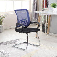 Chaise de bureau avec accoudoirs, structure métallique, pieds chromés, design ergonomique, dossier en maille respirante, dossier ouvert, chaise d'ordinateur moderne et simple