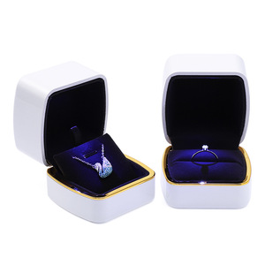 Creativo lussuoso quadrato dipinto a spruzzo LED san valentino anelli per la <span class=keywords><strong>festa</strong></span> <span class=keywords><strong>della</strong></span> <span class=keywords><strong>mamma</strong></span> collane ciondoli gioielli imballaggio - Product Image 3