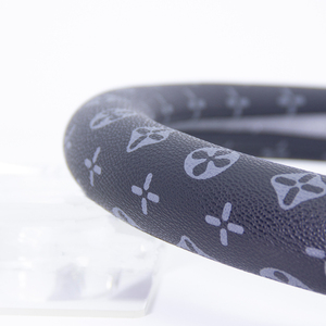 Funda para Volante con Monograma Negro, Textura Fina de Cuero, Antideslizante, Accesorios Universales para el Interior del Automóvil - Product Image 6