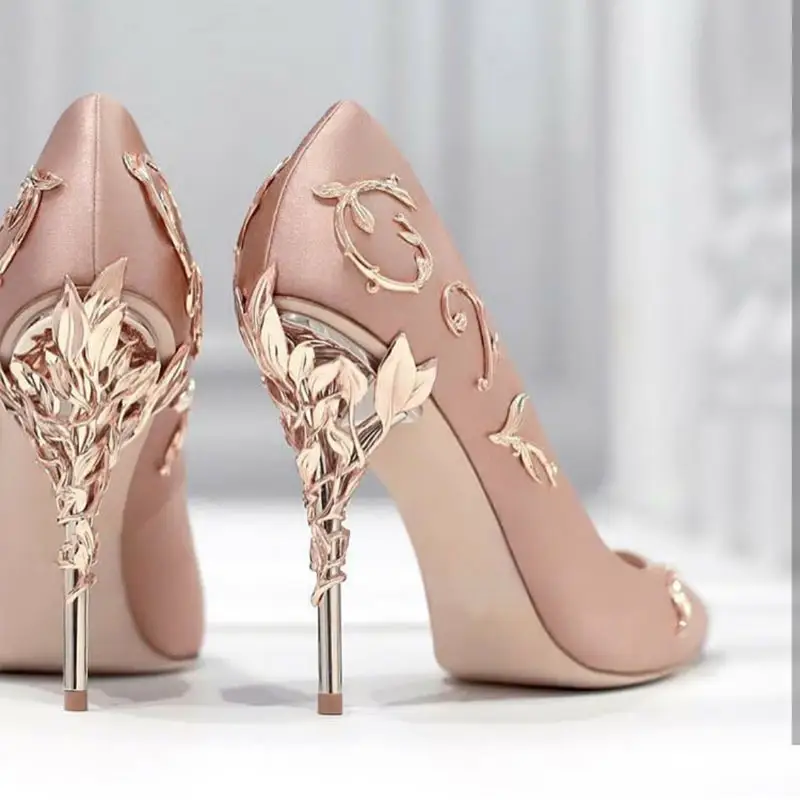 รองเท้าส้นสูงสไตล์แปลกพิเศษสำหรับผู้หญิง,รองเท้าปั๊มรองเท้าแต่งงานแฟชั่นหัวแหลมตกแต่งด้วยโลหะสั่งได้