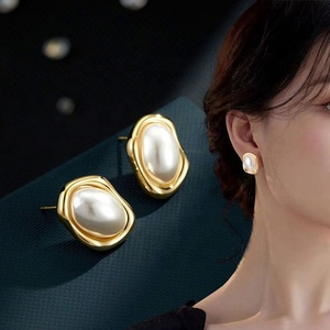 Boucles d'oreilles tendance en argent S925 haut de gamme, amincissantes, avec faux perles et placage or, accessoire polyvalent pour le quotidien - Product Image 6