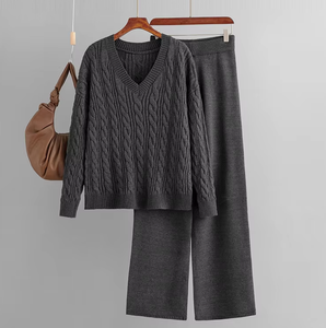 Set Due Pezzi da Donna con Maglione a Collo a V Incrociato, Tinta Unita, Lavorazione Intrecciata, Caldo per Autunno e Inverno, Abbigliamento di Fabbrica - Product Image 3