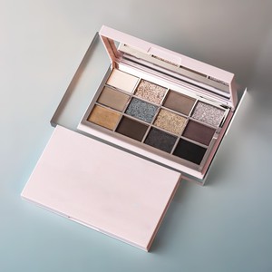 <span class=keywords><strong>Paleta</strong></span> <span class=keywords><strong>de</strong></span> Sombras <span class=keywords><strong>de</strong></span> <span class=keywords><strong>Ojos</strong></span> Portátil Pequeña Cuadrada <span class=keywords><strong>de</strong></span> 12 Tonos con Impresión <span class=keywords><strong>de</strong></span> tu Logotipo, Tonos Ahumados en Gris Oscuro, Marrón, Blanco y Tonos Seductores - Product Image 1