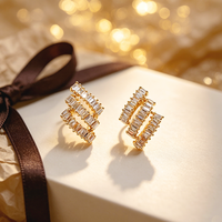 Boucles d'oreilles tendance en cuivre plaqué or 18 carats pour femmes, avec zircone cubique CZ, style Huggie, créoles, puces et pendantes, anti-ternissement, Collection Usine 2026