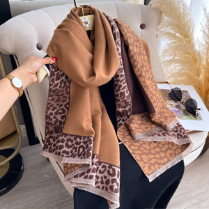 <span class=keywords><strong>Sciarpa</strong></span> in Finto Cashmere - Design con Frange, Jacquard Leopardato, Scialle Invernale Caldo e Alla Moda per Donne, Lussuoso e Minimalista - Product Image 2