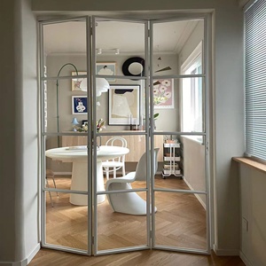 Portes pliantes extra étroites à trois panneaux en aluminium Offre Spéciale Livraison rapide Portes pliantes <span class=keywords><strong>sans</strong></span> <span class=keywords><strong>rail</strong></span> de descente Matériau du cadre personnalisé - Product Image 4