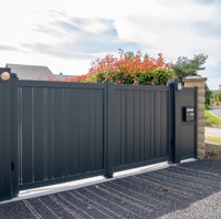 Puertas de entrada de aluminio automáticas de doble oscilación Puerta de enrejado de esgrima de seguridad negra para Villa