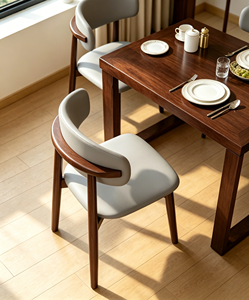 Chaise de salle à manger moderne en bois massif avec siège en cuir, design mid-century, meuble stable pour usage domestique - Product Image 1