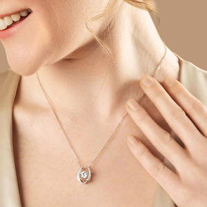 Collar de plata vintage con forma de herradura, colgante central con diamantes CVD cultivados en laboratorio y marco pavé de doble cara para damas. - Product Image 3