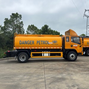 Camion-citerne tout-terrain FAW 8000L 4x4 4AWD pour produits inflammables et dangereux avec débitmètre et buse de remplissage pour le transport de pétrole - Product Image 5