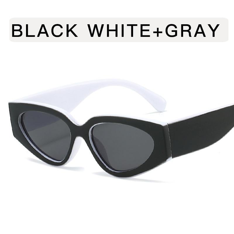 ชุดสีขาวชิ้นสีดำและสีเทา