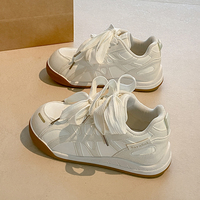 F8256 Nouvelles Chaussures de Marche pour Femmes en Gros, Baskets Blanches Plates Polyvalentes Tendance Automne, Chaussures de Sport Décontractées pour Étudiantes