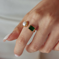 Vente en gros d'anneaux ouverts géométriques en acier inoxydable plaqué or 18 carats avec zircon vert carré, bijoux imperméables et hypoallergéniques pour femmes