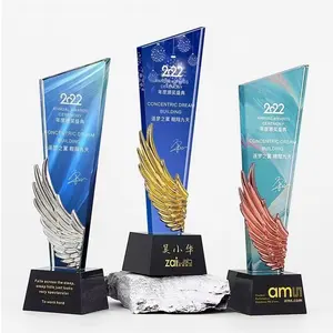 Nuevos premios de cristal personalizados al por mayor, trofeos de ala de metal en blanco con base para Aniversario de empresa, material de cristal, diseño grabado