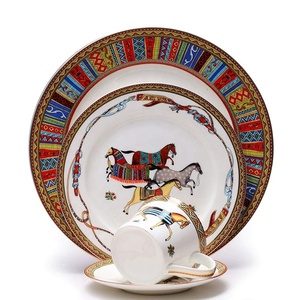 Offre Spéciale : Ensemble de 4 Assiettes de Dîner en Porcelaine Fine Dorée, Motif Chevaux de Guerre Nordiques Royaux - Product Image 1